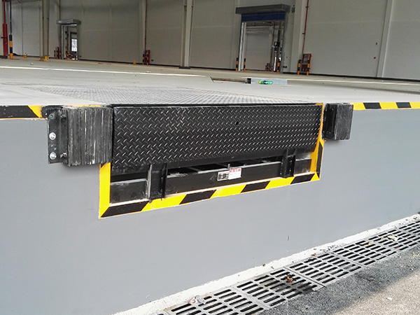 固定式登車(chē)橋